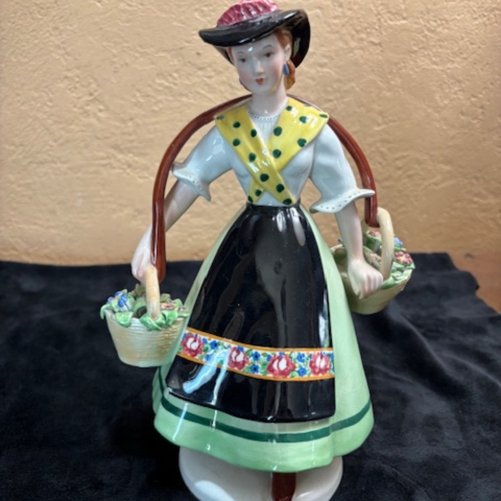 Veneto  vintage figurine- Girl with flower baskets